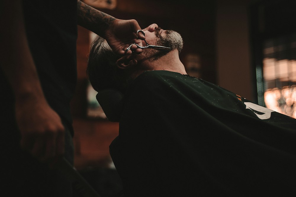 Barbier aan het werk