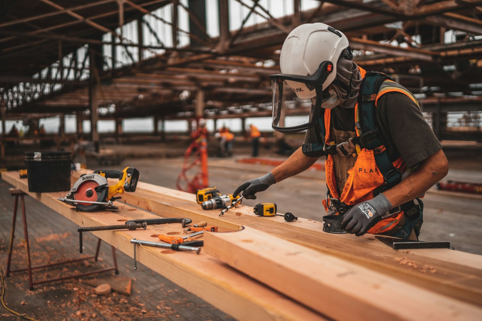 Vakman zaagt hout op een werkbank