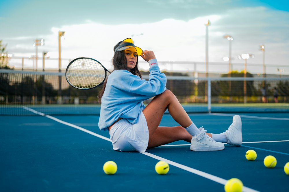 Speelster op een blauwe tennisbaan